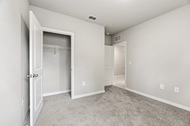 Building Photo - Spacious 4-Bedroom Gem with 2 Full Baths in Charming Punta Gorda Oasis!