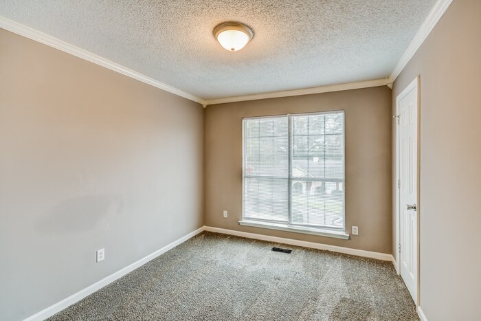 Building Photo - 1917 Pebble Lake Cir