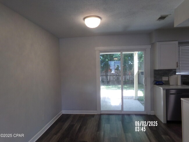 Building Photo - 420 Venetian Way
