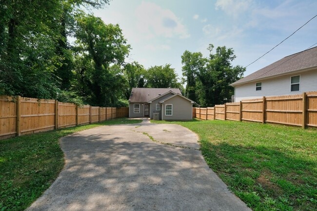 Building Photo - Single Family Home w/ Fenced in Backyard