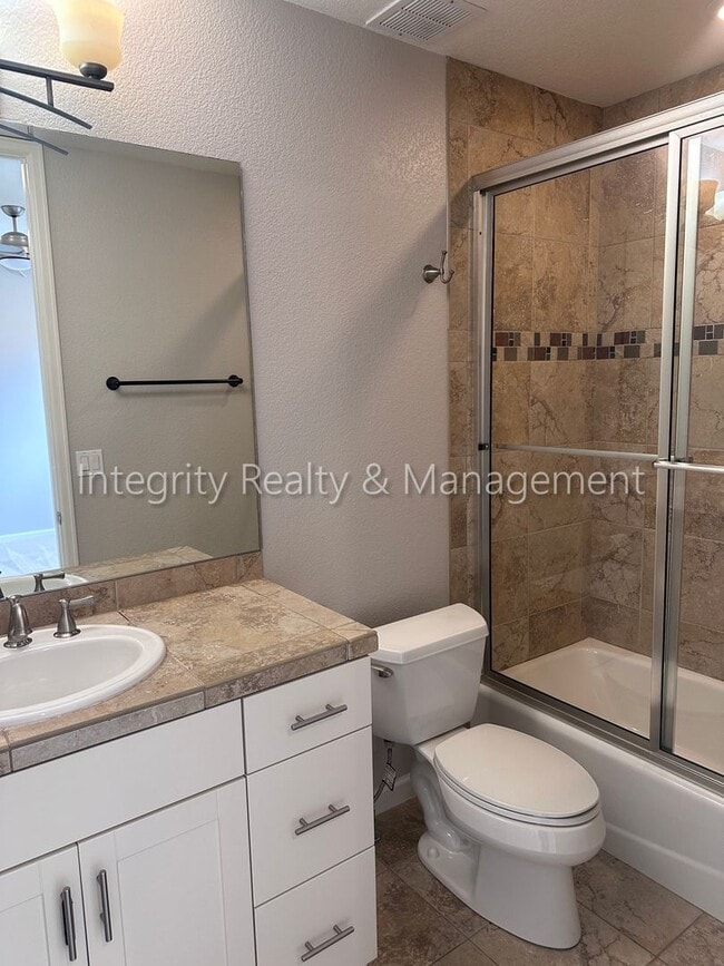 Building Photo - 5 Bed/4 Bath, 2,553 Sqft -1259 N Washingto...