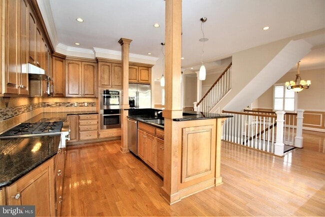 Building Photo - 5905 Lone Oak Dr