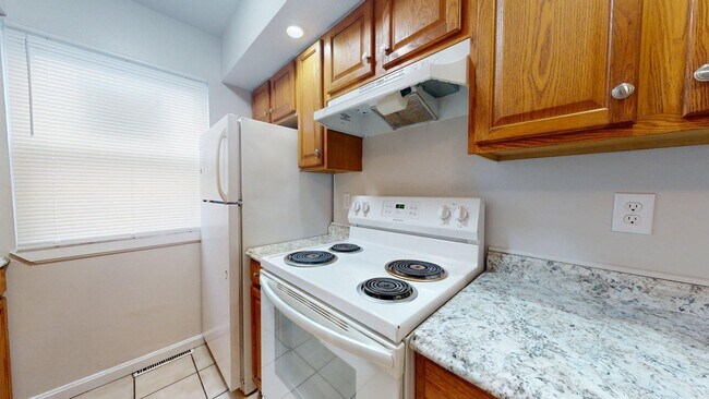 Building Photo - Elyria - updated 3 bed/1 bath townhouses for rent!