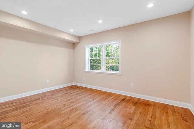 Building Photo - 1609 17th St SE