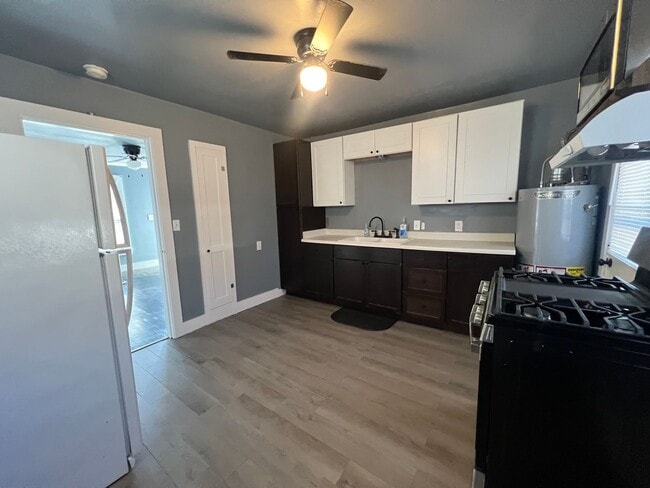 Building Photo - 2 Bedroom and 1 Bath Home