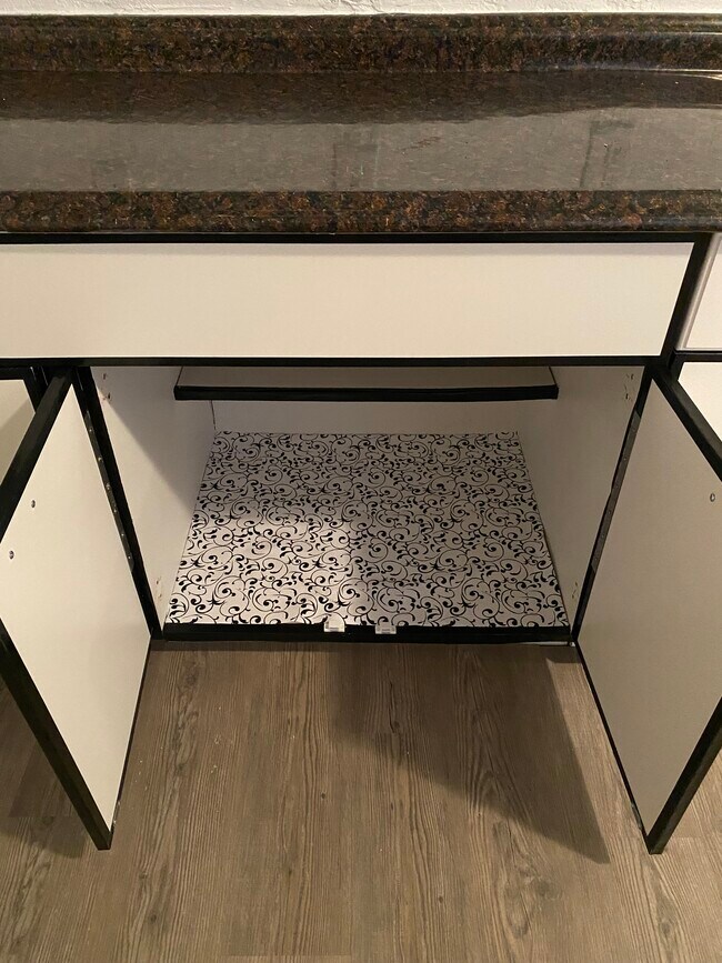 Kitchen Cabinets - 735 27th Ave W