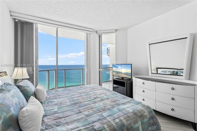 Building Photo - 16485 Collins Ave