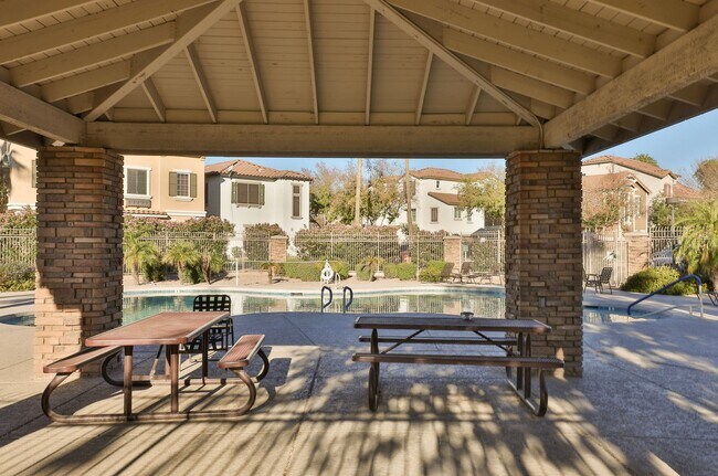 Building Photo - Beautiful Gilbert 3 bed/ 3 bath in Gilbert's The Gardens Community