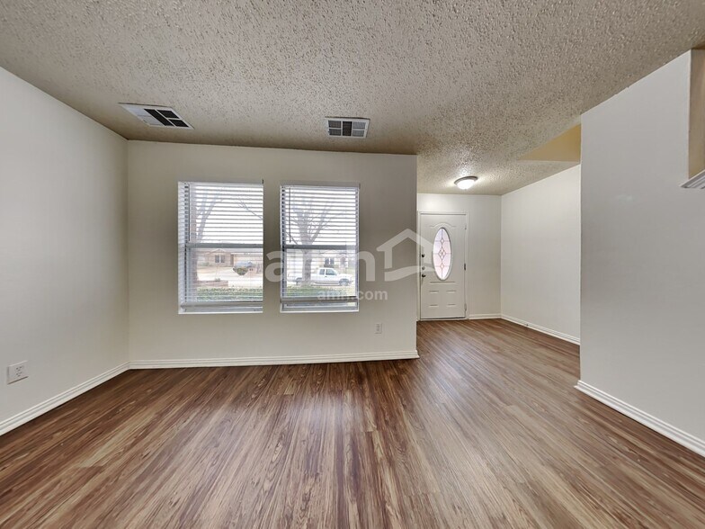 Building Photo - 5205 Bedfordshire Dr