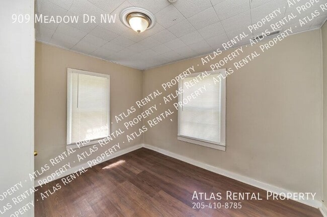 Building Photo - 909 Meadow Dr NW
