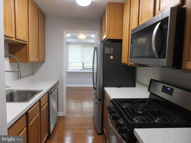Building Photo - 1637 Oakwood Dr
