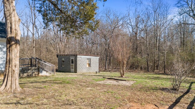 Building Photo - 3-Bedroom Home Convenient to Farmville and...