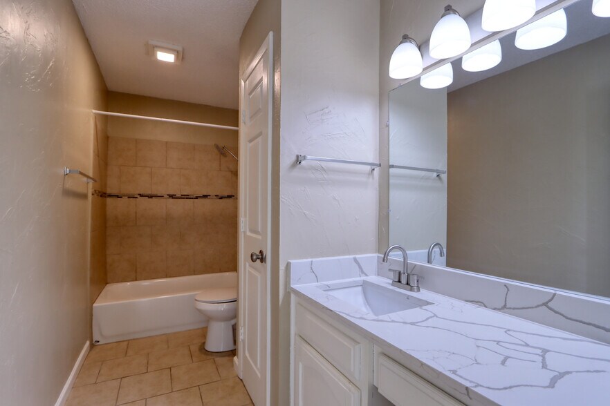 Building Photo - 707 Harbour Town Dr