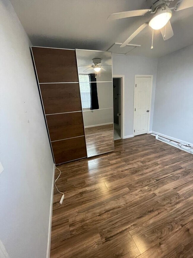 Building Photo - 112 SW 67th Ave