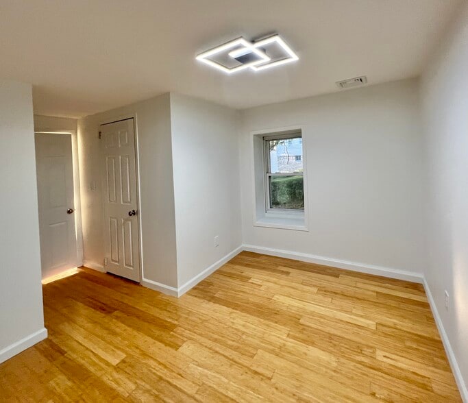Large closets - 395 Warburton Ave
