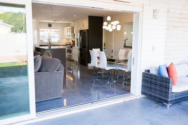 Building Photo - Gorgeous Fully Furnished 3 Bd 2 Bath Vacat...