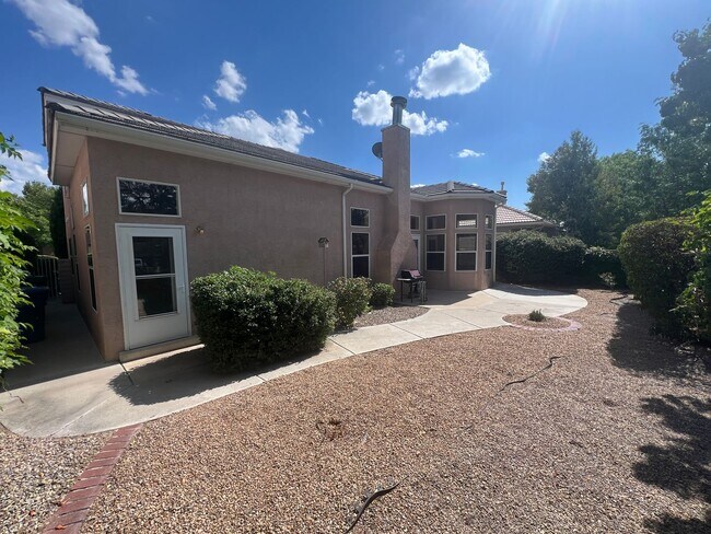 Building Photo - 3 Bedroom Home Available in Tanoan Near Ac...