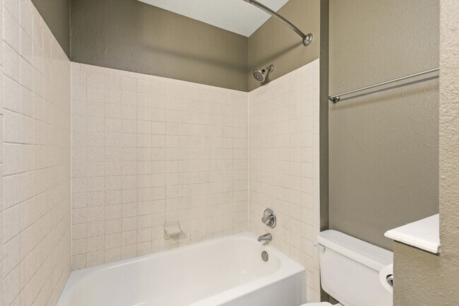 Building Photo - PRICE DROP! 3 Bedroom 2 Bathroom House Wit...