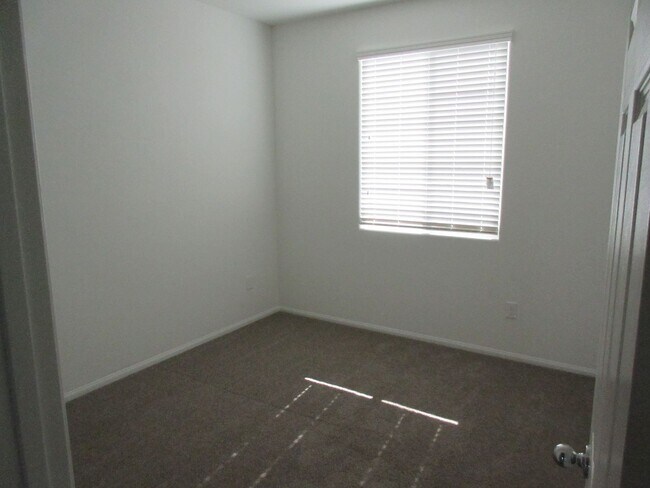 Building Photo - Brand new Beautiful 3bed 2bath townhome