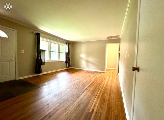 Building Photo - 3 Bed/2 Bath/2 Car Garage