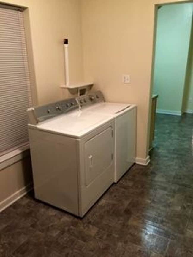 Building Photo - 3 bed 2 bath house. Laundry, all electric,...