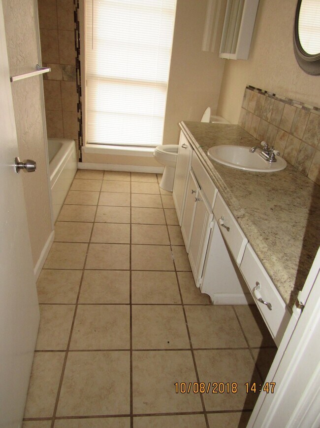 Building Photo - PETS NEGOTIABLE WITH OWNER APPROVAL!!!