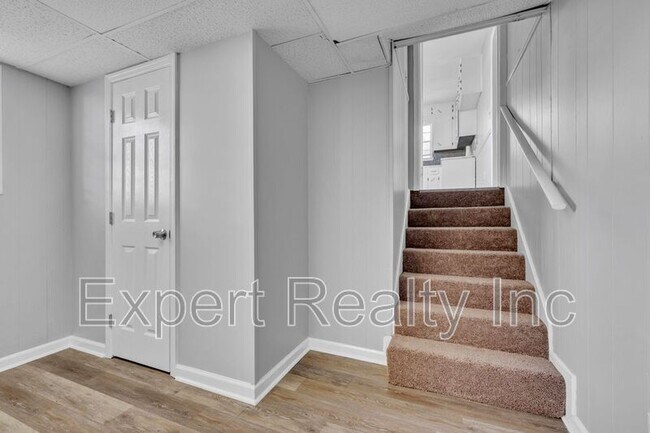 Building Photo - 624 Cresap Cir NE