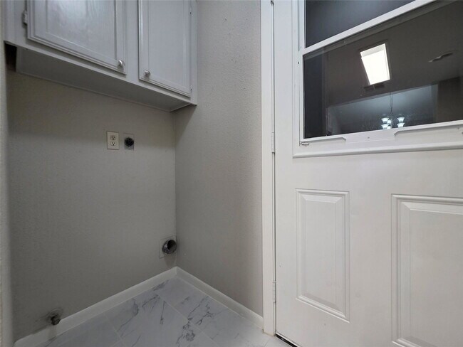 Building Photo - East Heatherock Circle, Sugar Land, TX 77479 - 3 BR 2 BA single-family home