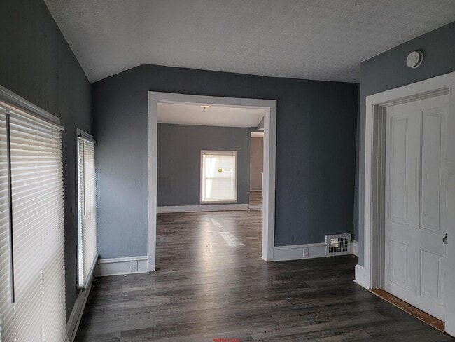 Building Photo - Large 1 bed upper Heat & Water included