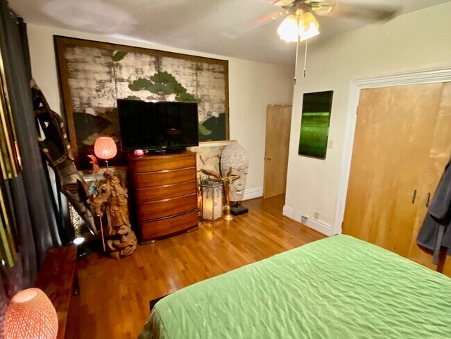 Building Photo - 5528-30 Comet Way