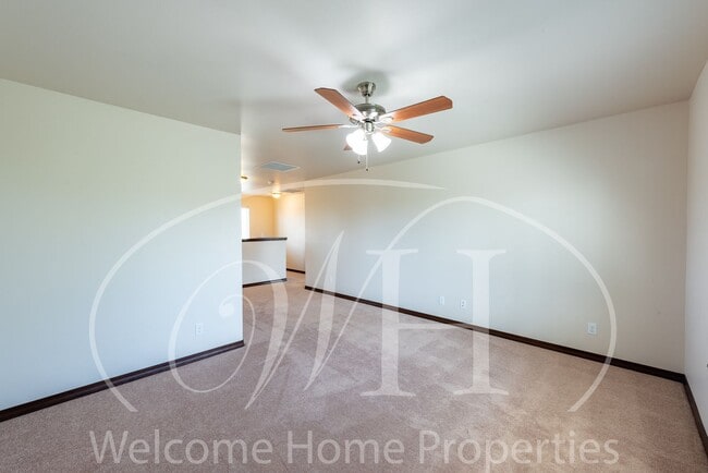 Building Photo - Newer Large Home in Great Neighborhood wit...