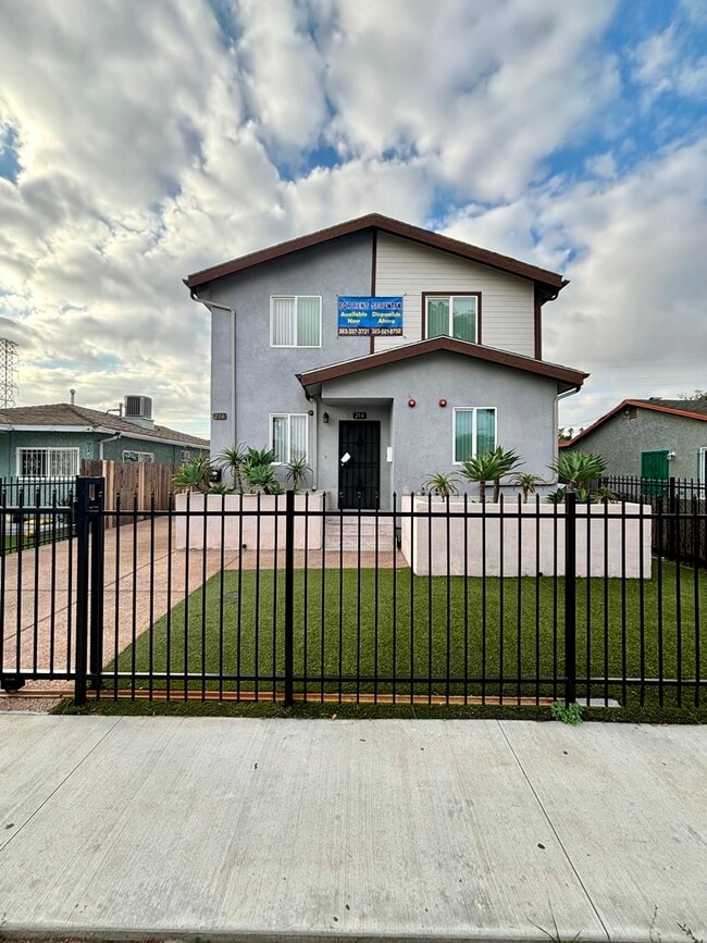 Building Photo - 214 E 97th St