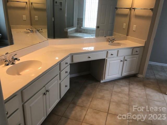 Building Photo - Spacious 5-Bedroom, 3-Bathroom Home Ideal ...