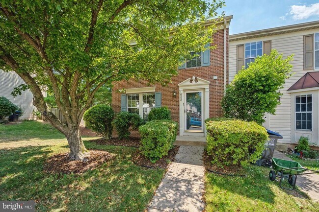Building Photo - Amazing, updated end unit townhome backing to trees and open common area in Centre Ridge neighbor...