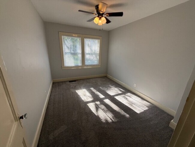 Building Photo - 3 Bedrooms | 2 Bathrooms | Rosewood Area