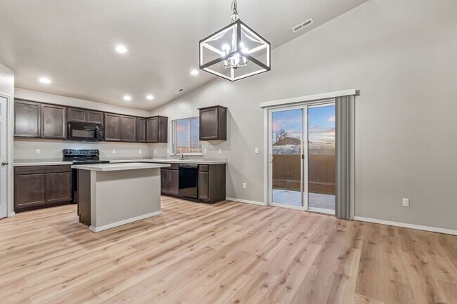 Building Photo - Spacious 4bd/2ba, Single Level Home in Qui...