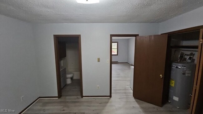 Building Photo - 31 1/2 Elm Street Unit c1