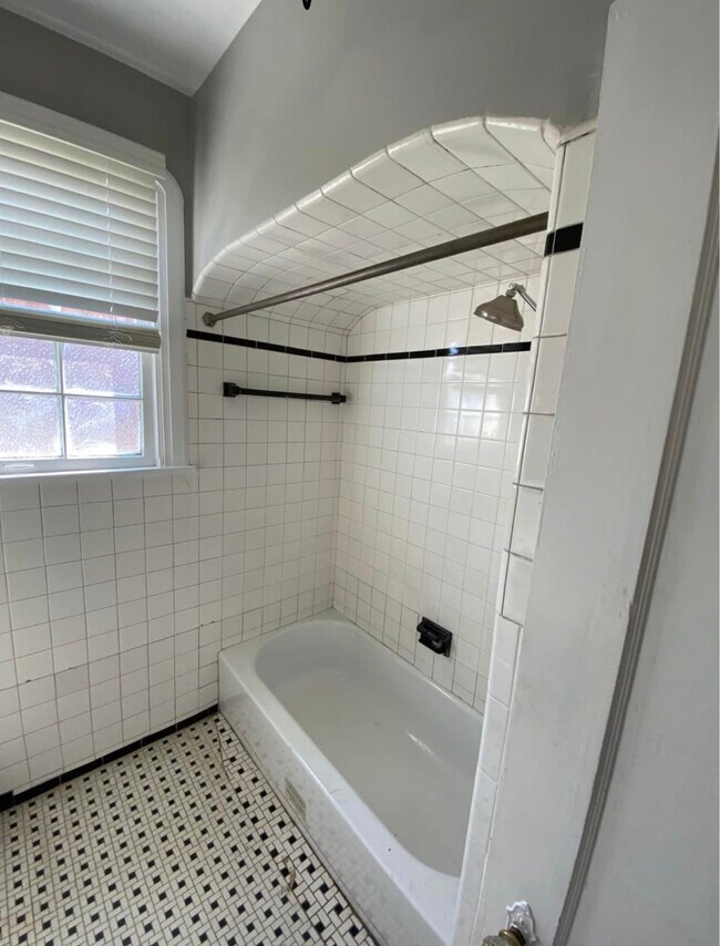 Building Photo - 443 Coolidge St