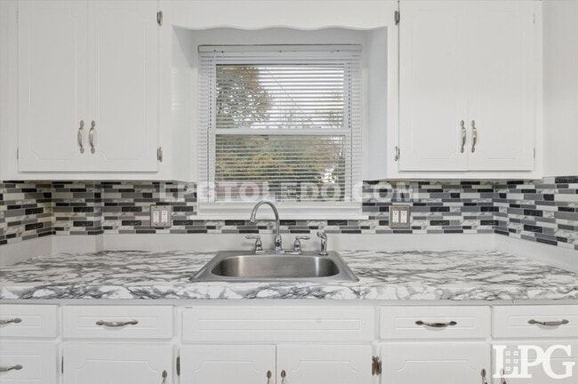 Building Photo - 606 W Poinsetta Ave