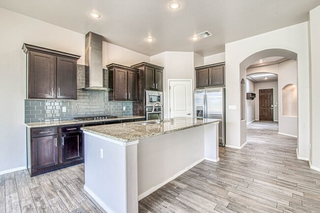 Building Photo - Beautiful Westside home with 3 bed-2 baths...