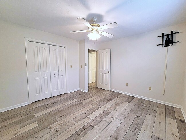 Building Photo - 330 Jones Ln