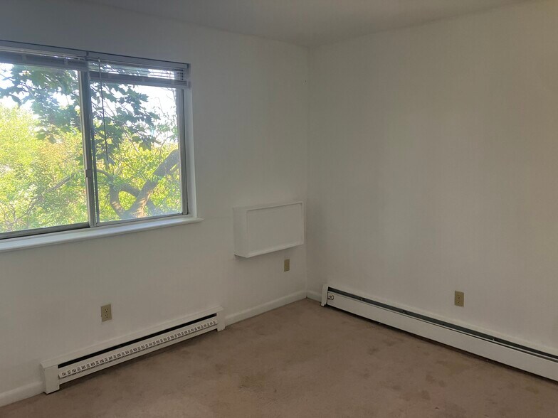 Building Photo - 37 Belmont St