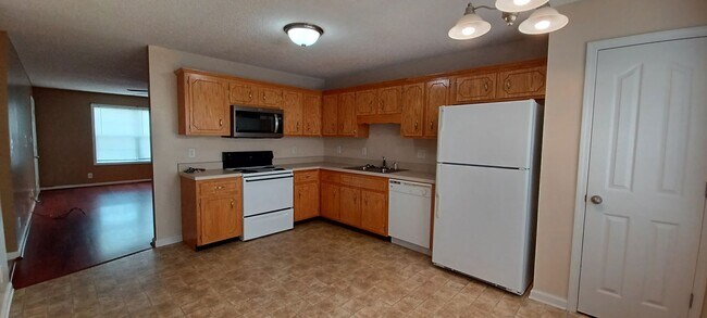 Building Photo - Cute home close to Fort Campbell