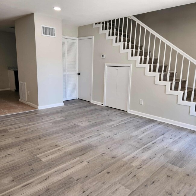 Building Photo - 1406 Hays St