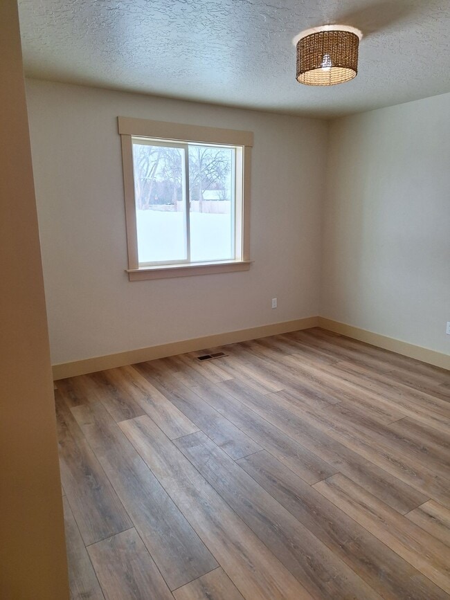 Building Photo - 702 Smith Ave