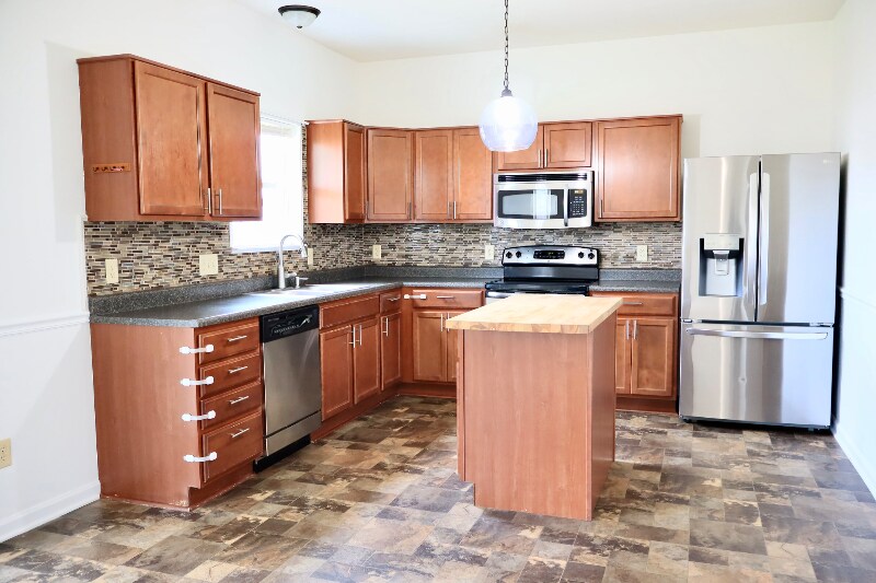 Building Photo - 6215 Enclave Blvd