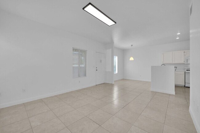 Building Photo - 2 BEDROOM 2 BATH CONDO NEW FLOORING