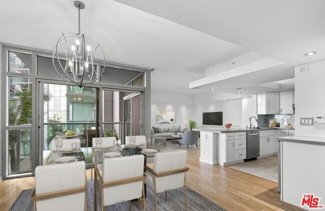 Building Photo - 13700 Marina Pointe Dr