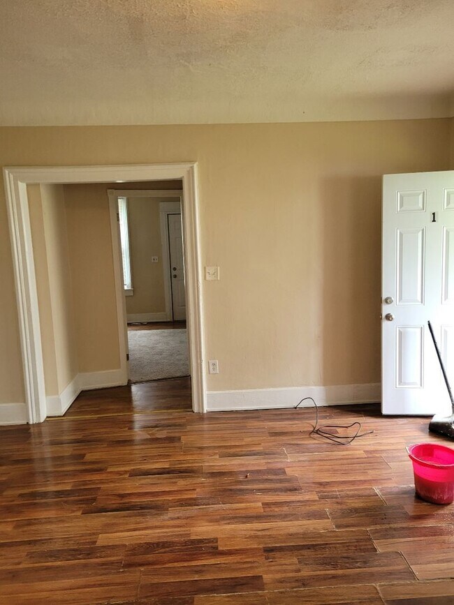 Building Photo - 1008 E 1st St