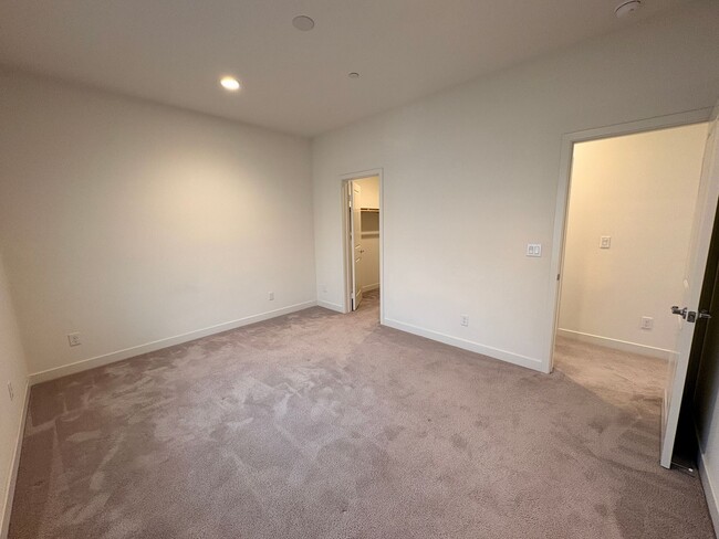 Building Photo - 2 Bed, 2.5 Bath in Anaheim!